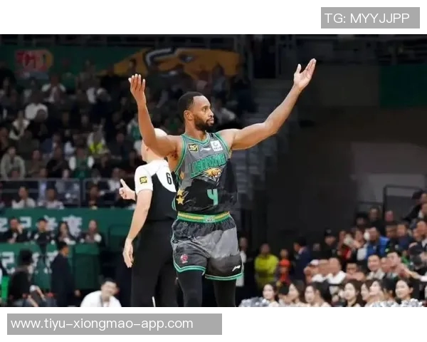 四冠中锋提前备战新赛季展现冠军气质与决心 四冠中锋提前备战新赛季展现冠军气质与决心