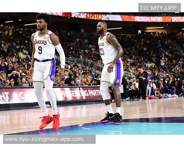 里夫斯赛后第一时间告知詹姆斯我曾为他们父子送出空接精彩瞬间