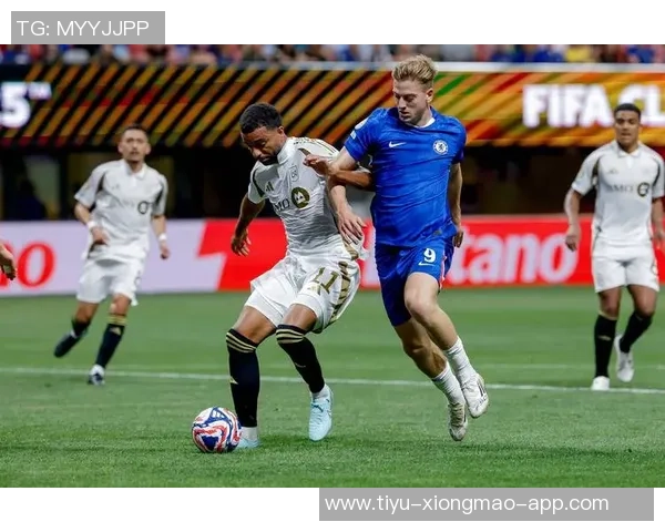 洛杉矶FC宣布续约38岁门将洛里至2026年并附加一年选择权 洛杉矶FC宣布续约38岁门将洛里至2026年并附加一年选择权